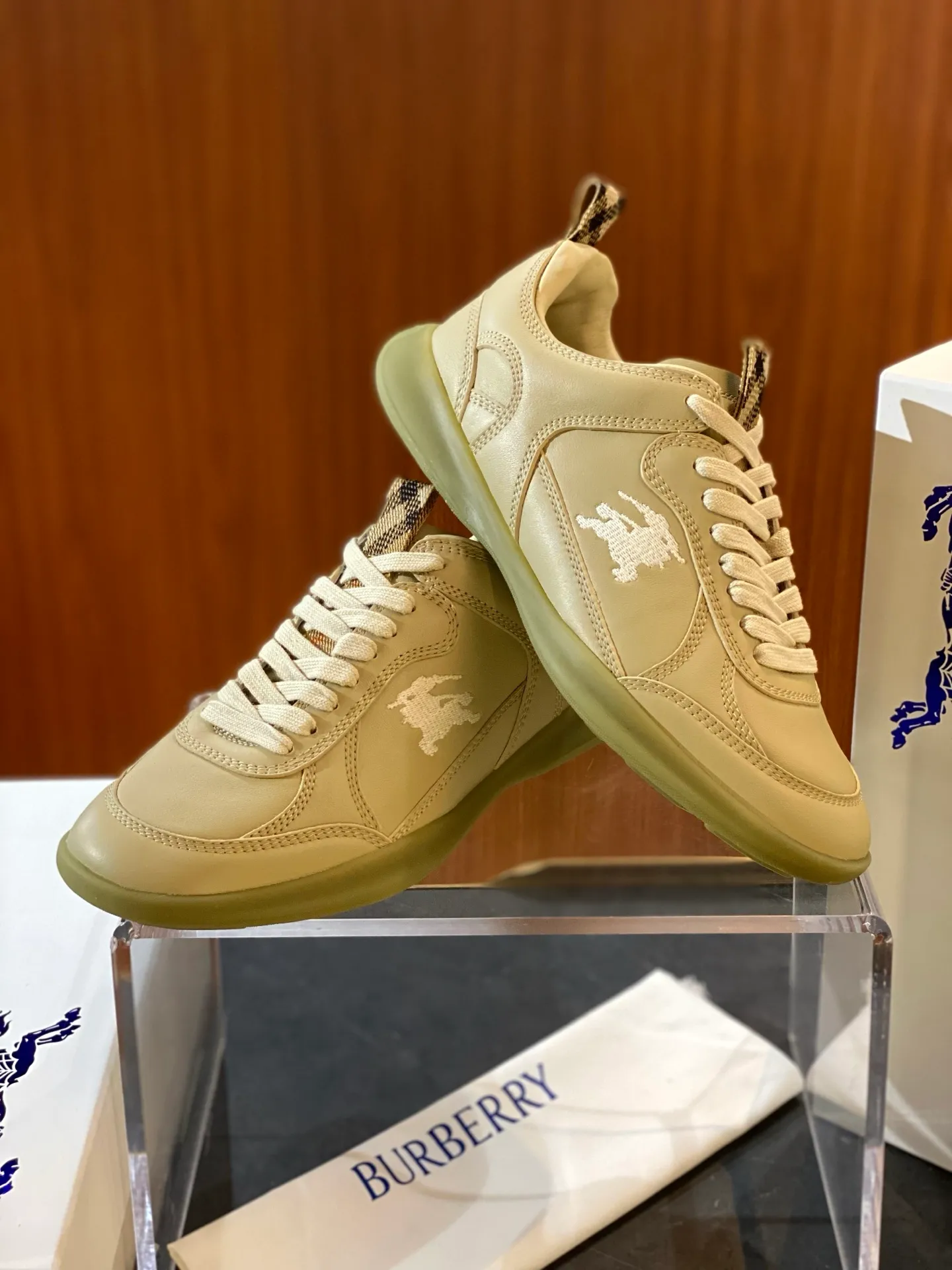 Men's men's shoes💰p420 "Burber＊" SU25 new MATRIX retro sneakers in calfskin. The main style of the summer fashion show is retro and casual, lightweight and comfortable. Burberry made its debut at the brand's 2025 summer fashion show. Made of refined Italian leather with tonal topstitching details, it's inspired by sporty design. Paired with lightweight soles and Burberry check sneakers, they are embellished with embroidery of the brand's Equestrian Knight logo (EKD). - Lace-up design - EKD embroidery on the side - EKD embroidery on the sole Size 38-44
